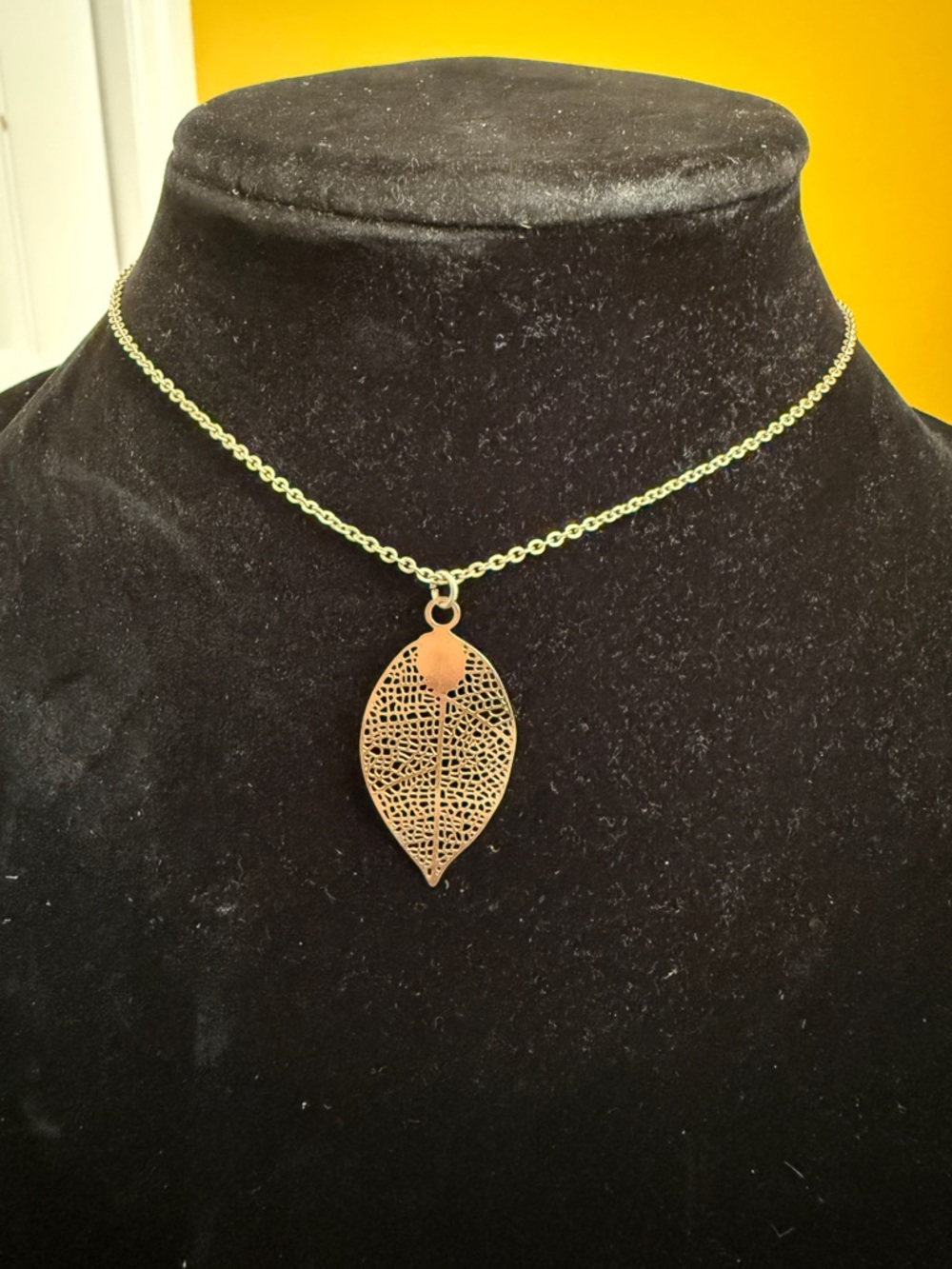 Leaf Filigree Pendant Necklace - Gold